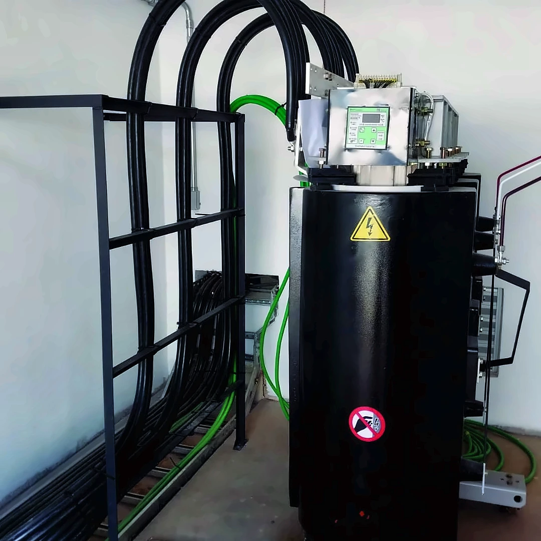 Equipamento industrial conectado por cabos à infraestrutura elétrica do ambiente
