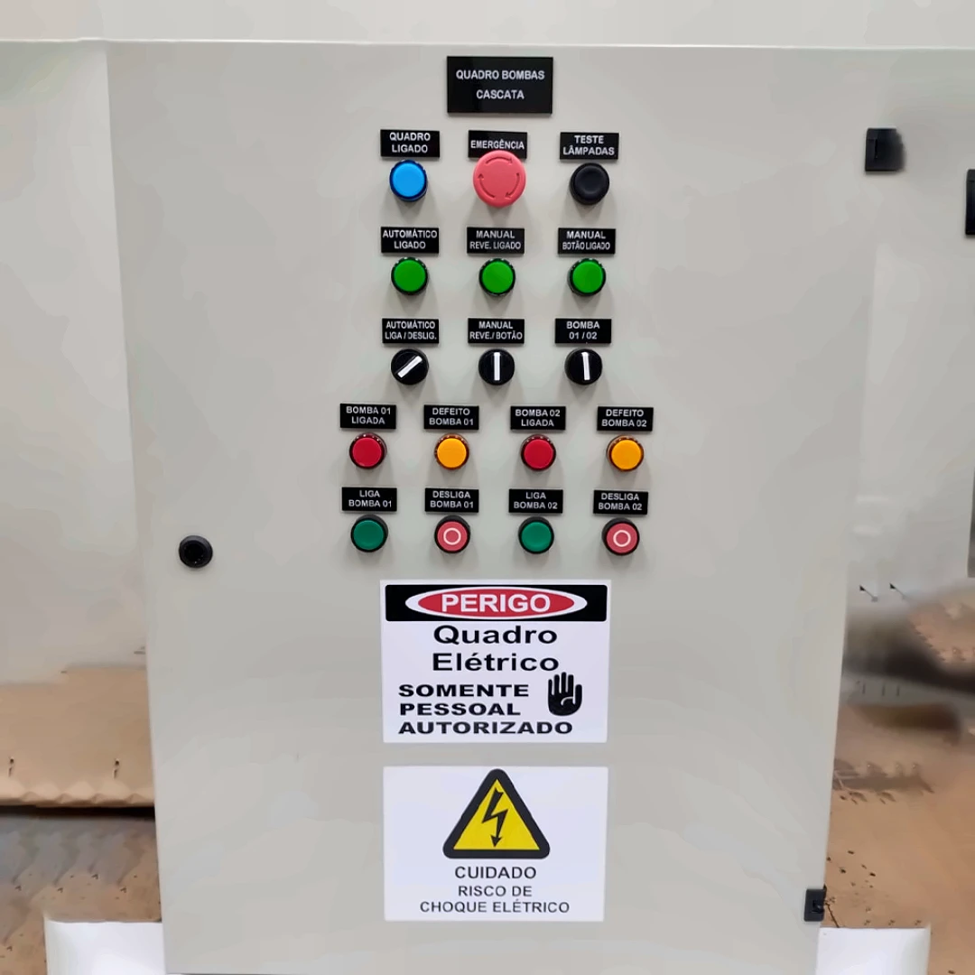 Quadro elétrico de comando de bombas com botoeiras e sinalização de segurança